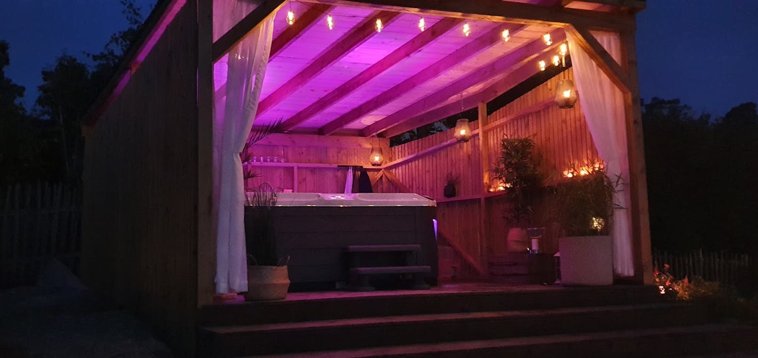 Indbygget pergola med amfiteaterterrasse Indbygget pergola med amfiteaterterrasse